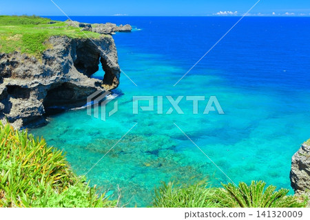 [Okinawa Prefecture] Manzamo under clear skies 141320009