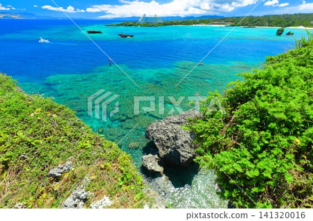 [Okinawa Prefecture] Onna Village Seaside Park as seen from Manzamo under a clear blue sky 141320016