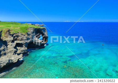 [Okinawa Prefecture] Manzamo and jet skis under clear skies 141320022