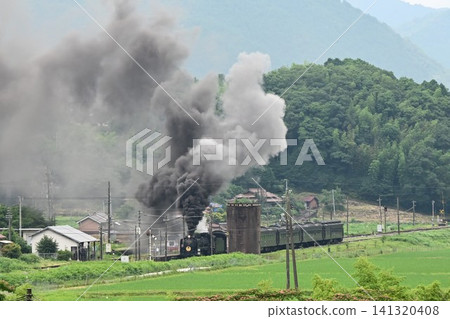 山口號SL列車抵達新目站短暫停靠。 山口號SL列車抵達新目站短暫停靠。 141320408