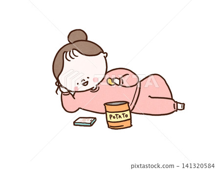 一個穿著睡衣的女人一邊吃薯片一邊看著她的智慧型手機(一個懶散的女人)。 一個穿著睡衣的女人一邊吃薯片一邊看著她的智慧型手機(一個懶散的女人)。 141320584