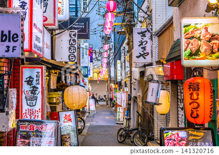 7月16日,東京的城市景觀,包括三軒茶屋車站附近的酒吧區「鈴蘭通」。 7月16日,東京的城市景觀,包括三軒茶屋車站附近的酒吧區「鈴蘭通」。 141320716