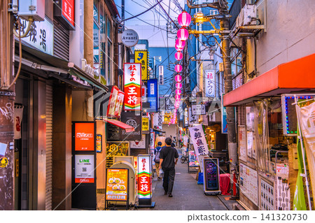 7月16日,東京的城市景觀,包括三軒茶屋車站附近的酒吧區「鈴蘭通」。 7月16日,東京的城市景觀,包括三軒茶屋車站附近的酒吧區「鈴蘭通」。 141320730