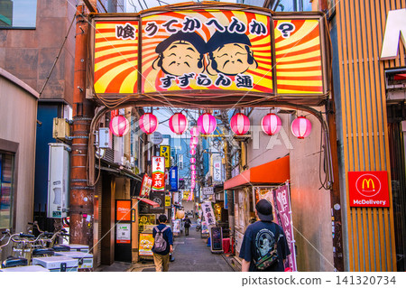 7月16日,東京的城市景觀,包括三軒茶屋車站附近的酒吧區「鈴蘭通」。 7月16日,東京的城市景觀,包括三軒茶屋車站附近的酒吧區「鈴蘭通」。 141320734