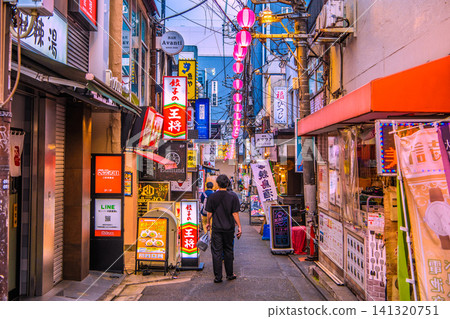 7月16日,東京的城市景觀,包括三軒茶屋車站附近的酒吧區「鈴蘭通」。 7月16日,東京的城市景觀,包括三軒茶屋車站附近的酒吧區「鈴蘭通」。 141320751