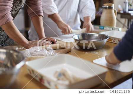 一位女士手工製作餃子皮 一位女士手工製作餃子皮 141321126