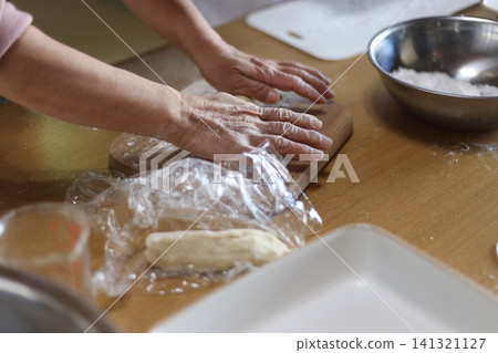一位女士手工製作餃子皮 一位女士手工製作餃子皮 141321127
