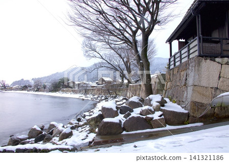 奧琵琶湖的「日本遺產」景點-海津大崎的石牆與雪景。 奧琵琶湖的「日本遺產」景點-海津大崎的石牆與雪景。 141321186