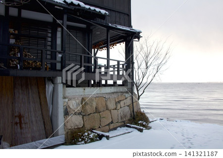 奧琵琶湖的「日本遺產」景點-海津大崎的石牆與雪景。 奧琵琶湖的「日本遺產」景點-海津大崎的石牆與雪景。 141321187