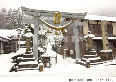 Snowscape of Shiraishi Shrine in Kumagawa-juku on the Saba Kaido Road / Nationally Designated Important Preservation District for Groups of Traditional Buildings Snowscape of Shiraishi Shrine in Kumagawa-juku on the Saba Kaido Road / Nationally Designated Important Preservation District for Groups of Traditional Buildings 141321199