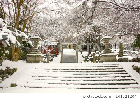 Snowscape of Matsuki Shrine in Kumagawa-juku on the Saba Kaido Road / Nationally Designated Important Preservation District for Groups of Traditional Buildings Snowscape of Matsuki Shrine in Kumagawa-juku on the Saba Kaido Road / Nationally Designated Important Preservation District for Groups of Traditional Buildings 141321204