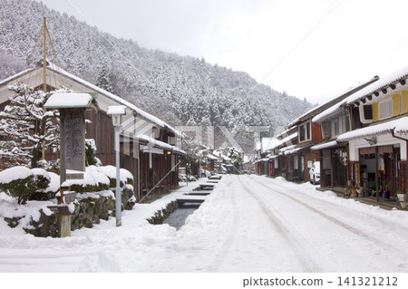 佐馬街道熊川宿的雪景:“國家指定傳統建築群重要保存地區” 佐馬街道熊川宿的雪景:“國家指定傳統建築群重要保存地區” 141321212