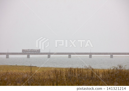 在白雪皚皚的景色中,京都丹後鐵道的「丹後黑松」號列車正駛過湯川橋。 在白雪皚皚的景色中,京都丹後鐵道的「丹後黑松」號列車正駛過湯川橋。 141321214
