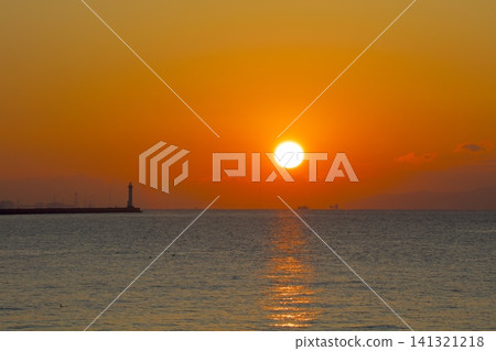 A distant view of the Akashi Kaikyo Bridge from the tip of Himeji Port, along with the first sunrise of the year and a mirage. A distant view of the Akashi Kaikyo Bridge from the tip of Himeji Port, along with the first sunrise of the year and a mirage. 141321218