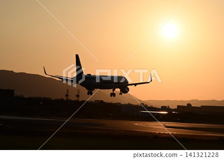 大阪機場千里河堤岸以夕陽為背景的起飛降落景色 大阪機場千里河堤岸以夕陽為背景的起飛降落景色 141321228