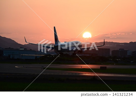 Osaka Airport Senri River Embankment Takeoff and landing scenery with the setting sun in the background Osaka Airport Senri River Embankment Takeoff and landing scenery with the setting sun in the background 141321234