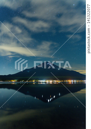 [Yamanashi Prefecture] A summer tradition: Human formations formed by climbers ascending Mt. Fuji and the Milky Way reflected in Lake Yamanaka 141322077