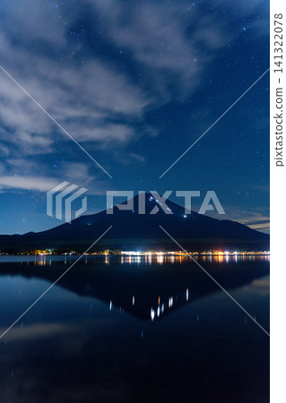 [Yamanashi Prefecture] A summer tradition: Human formations formed by climbers ascending Mt. Fuji and the Milky Way reflected in Lake Yamanaka 141322078