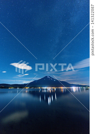 [Yamanashi Prefecture] A summer tradition: Human formations formed by climbers ascending Mt. Fuji and the Milky Way reflected in Lake Yamanaka 141322087