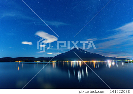 [Yamanashi Prefecture] A summer tradition: Human formations formed by climbers ascending Mt. Fuji and the Milky Way reflected in Lake Yamanaka 141322088