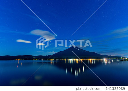 [Yamanashi Prefecture] A summer tradition: Human formations formed by climbers ascending Mt. Fuji and the Milky Way reflected in Lake Yamanaka 141322089