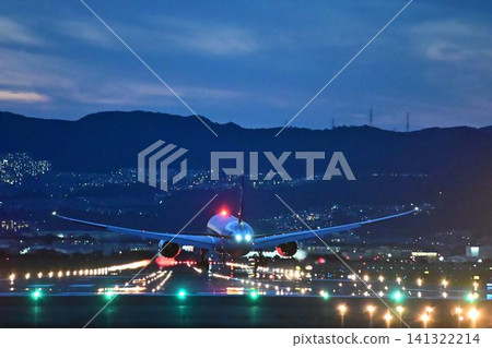Osaka Itami Airport, a mecca for airplane photography and sightseeing: Impressive nighttime takeoffs and landings Osaka Itami Airport, a mecca for airplane photography and sightseeing: Impressive nighttime takeoffs and landings 141322214