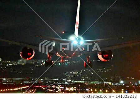 Osaka Itami Airport, a mecca for airplane photography and sightseeing: Impressive nighttime takeoffs and landings Osaka Itami Airport, a mecca for airplane photography and sightseeing: Impressive nighttime takeoffs and landings 141322218
