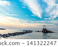 夕陽西下，海面上聳立著岩石和鳥居。 141322247