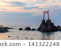 夕陽西下，海面上聳立著岩石和鳥居。 141322248