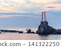 夕陽西下，海面上聳立著岩石和鳥居。 141322250