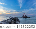 夕陽西下，海面上聳立著岩石和鳥居。 141322252