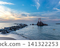 夕陽西下，海面上聳立著岩石和鳥居。 141322253