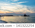 夕陽西下，海面上聳立著岩石和鳥居。 141322254