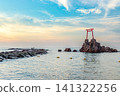 夕陽西下，海面上聳立著岩石和鳥居。 141322256