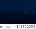 地平線上排列著一排魷魚捕撈船的燈光，吸引魚群。 141322258