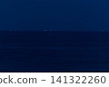 地平線上排列著一排魷魚捕撈船的燈光，吸引魚群。 141322260