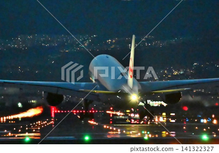Osaka Itami Airport, a mecca for airplane photography and sightseeing: Impressive nighttime takeoffs and landings Osaka Itami Airport, a mecca for airplane photography and sightseeing: Impressive nighttime takeoffs and landings 141322327