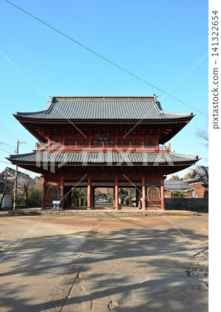 The main gate of Honjo-ji Temple (Sanjo City, Niigata Prefecture) The main gate of Honjo-ji Temple (Sanjo City, Niigata Prefecture) 141322654