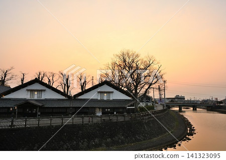 黃昏時的三橋倉庫和新田川(山形縣酒田市) 黃昏時的三橋倉庫和新田川(山形縣酒田市) 141323095