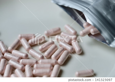 已開封的袋子和膠囊,內含卡姆果粉(維生素補充劑) 已開封的袋子和膠囊,內含卡姆果粉(維生素補充劑) 141323097