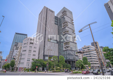 A panoramic view of Building 10 at Senshu University's Kanda Campus and the Manaitabashi intersection [Kanda Jimbocho, Chiyoda-ku, Tokyo] 141323198