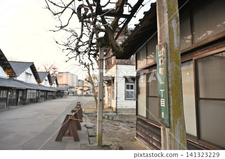 Mountain dwelling warehouse at dusk (Sakata City, Yamagata Prefecture) 141323229