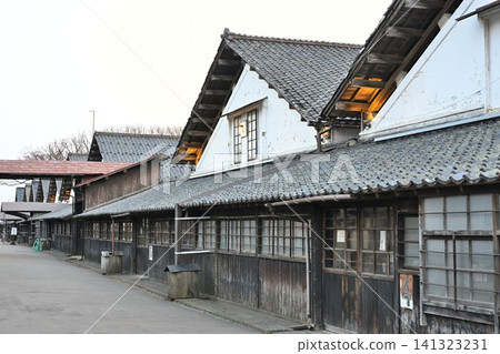 Mountain dwelling warehouse at dusk (Sakata City, Yamagata Prefecture) 141323231