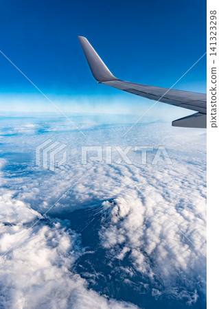 從飛機上看到的富士山,雲霧繚繞:日本的風景。 從飛機上看到的富士山,雲霧繚繞:日本的風景。 141323298