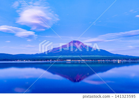 [Yamanaka Prefecture] Lake Yamanaka and Mt. Fuji in the early morning 141323595