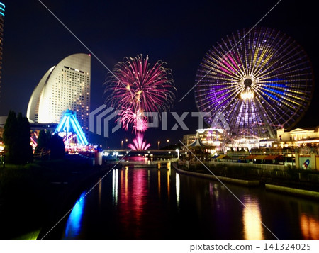 Minato Mirai fireworks reflected on the water's surface Minato Mirai fireworks reflected on the water's surface 141324025