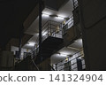 夜幕下的公寓大樓：室外樓梯和公共走廊 141324904