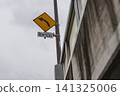 黃色路標指示左轉彎，半徑 R=100 141325006