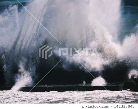 Typhoon wave 141325043