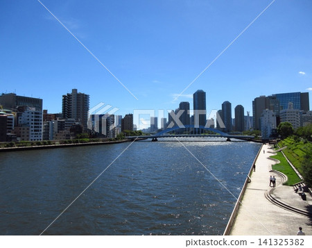 A view of Kiyosu Bridge and the cluster of high-rise buildings in Okawabata River City 21 from Sumida River Bridge. A view of Kiyosu Bridge and the cluster of high-rise buildings in Okawabata River City 21 from Sumida River Bridge. 141325382